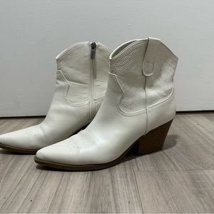 Short white cowgirl boots
